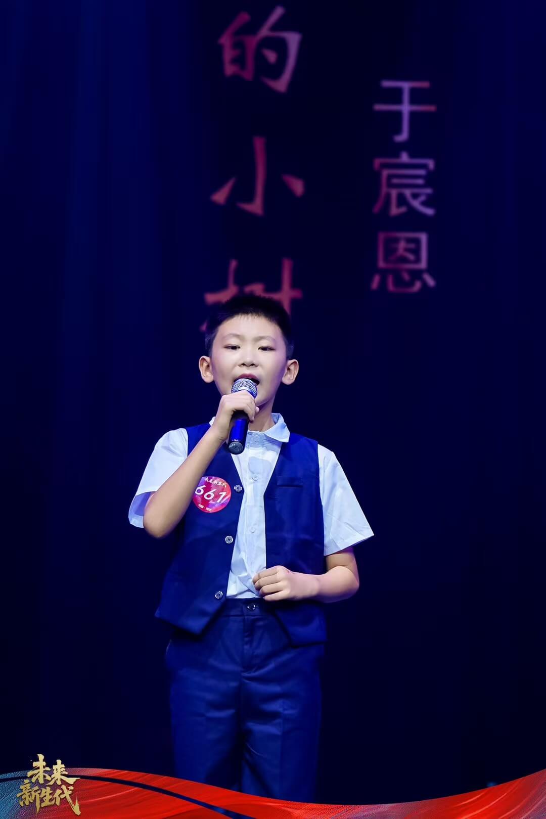 手持麦克风的梦之音男学员在晚会上展示稳健的晚会主持台风