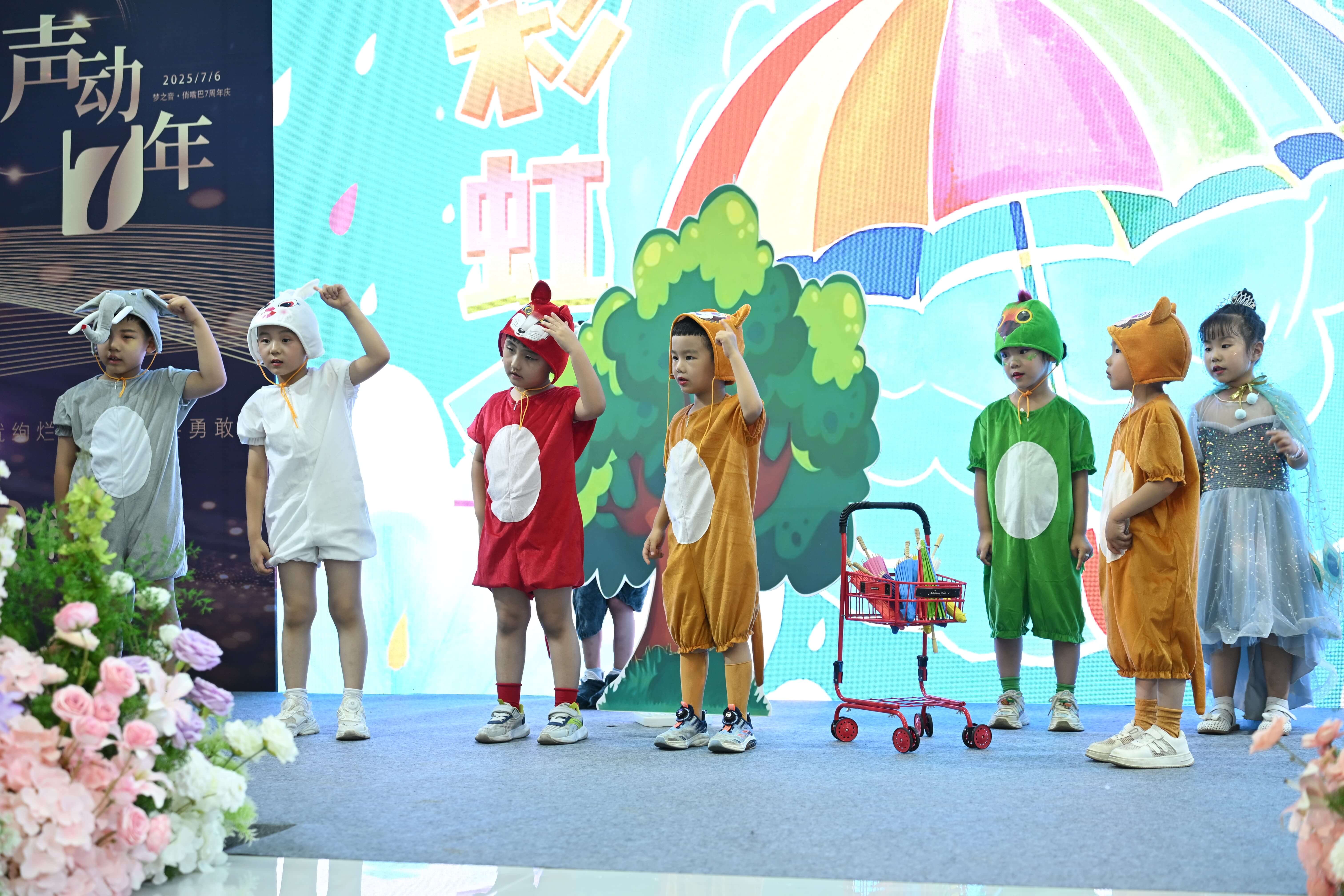 身着演出服的幼儿正在梦之音教室进行戏剧角色启蒙模拟表演