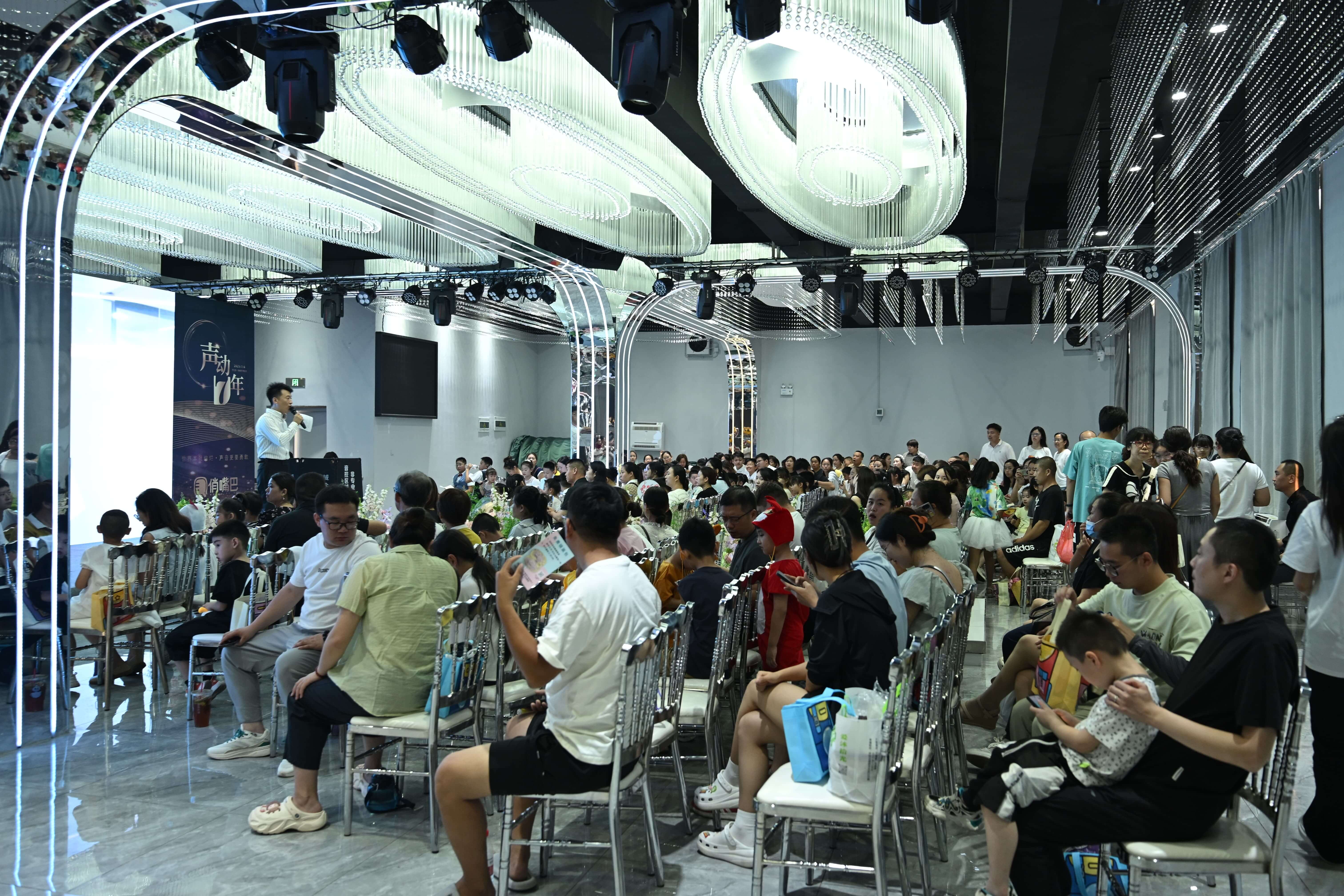 梦之音自建室内专业级大厅内的少儿话剧汇报演出