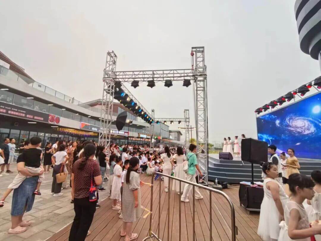 井陉县中心商圈内，梦之音全体师生正在举办大型公共户外汇演